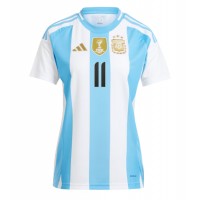 Camisa de Futebol Argentina Angel Di Maria #11 Equipamento Principal Mulheres Copa America 2024 Manga Curta